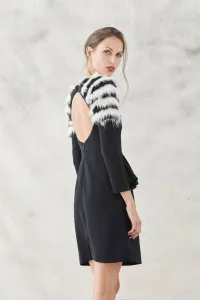 vestido corto negro con pelum y hombros con pelo blanco y negro