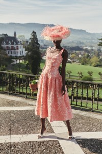 Falda brocada coral con canesú y vuelo para invitada boda