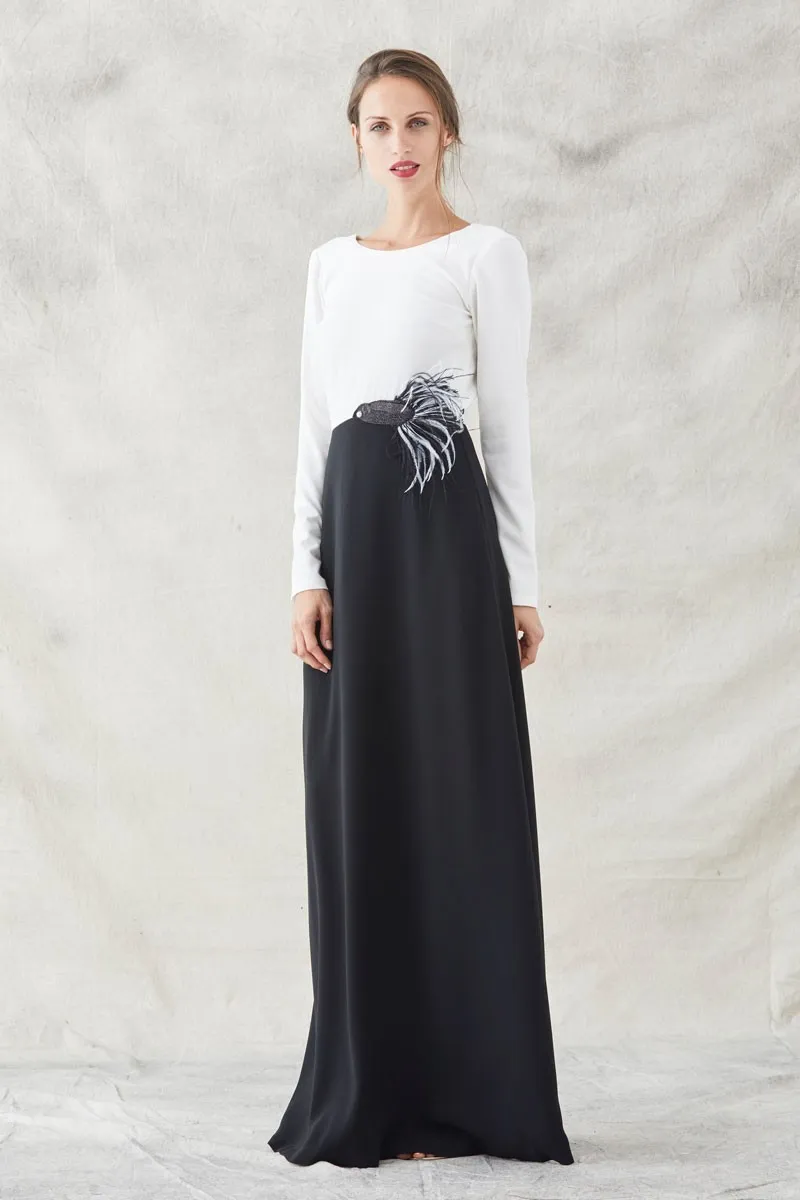 vestido largo blanco y negro de manga larga con bordado pez