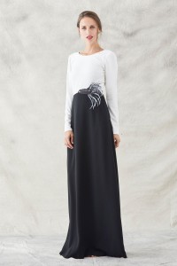 vestido largo blanco y negro de manga larga con bordado pez