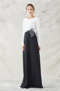 vestido largo blanco y negro de manga larga con bordado pez