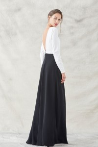 vestido largo blanco y negro de manga larga con bordado pez