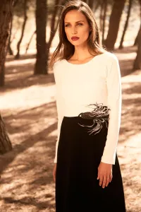 vestido largo blanco y negro de manga larga con bordado pez