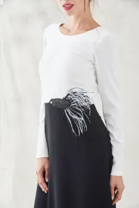 vestido largo blanco y negro de manga larga con bordado pez