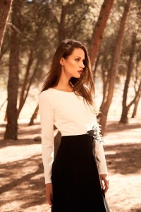 vestido largo blanco y negro de manga larga con bordado pez
