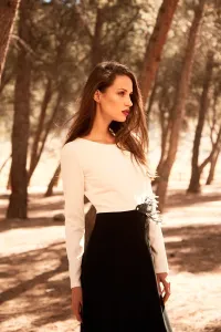 vestido largo blanco y negro de manga larga con bordado pez