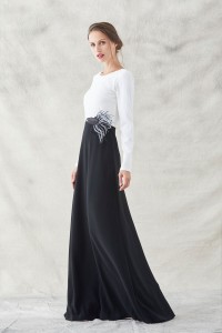 vestido largo blanco y negro de manga larga con bordado pez