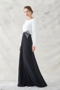 vestido largo blanco y negro de manga larga con bordado pez