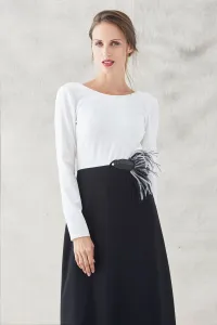 vestido largo blanco y negro de manga larga con bordado pez