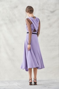 vestido midi lila cruzado con tul plumeti negro lazo terciopelo