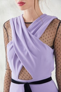 vestido midi lila cruzado con tul plumeti negro lazo terciopelo