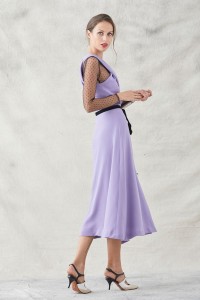 vestido midi lila cruzado con tul plumeti negro lazo terciopelo