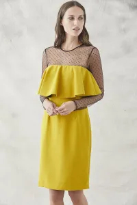 vestido corto mostaza con volante y mnagas de plumetti para otoño