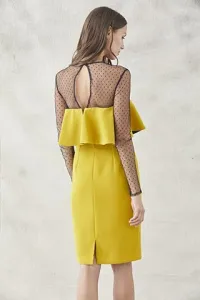 vestido corto mostaza con volante y mnagas de plumetti para otoño