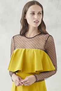 vestido corto mostaza con volante y mnagas de plumetti para otoño