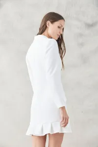 vestido corto esmoquin blanco manga larga con seis botones dorados