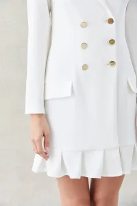 vestido corto esmoquin blanco manga larga con seis botones dorados