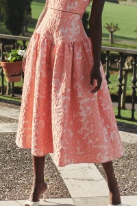 Falda brocada coral con canesú y vuelo para invitada boda