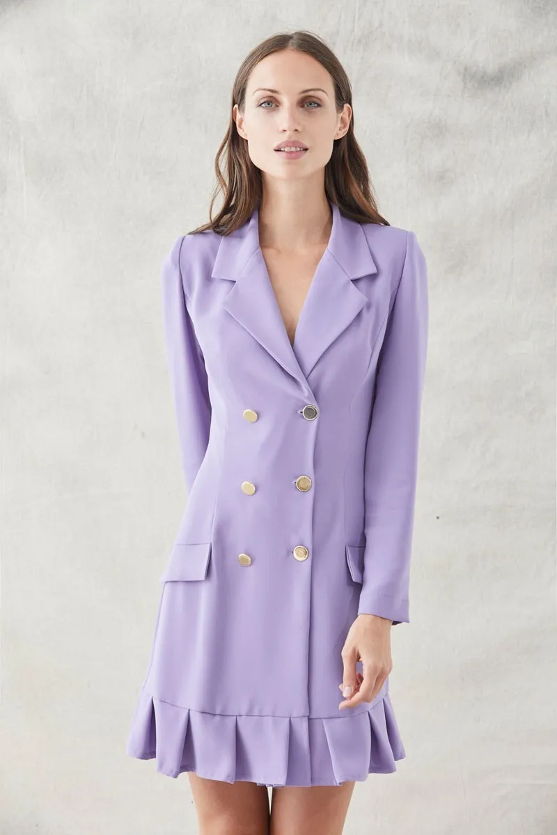 vestido corto esmoquin lila manga larga con seis botones dorados y