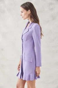 vestido corto esmoquin lila manga larga con seis botones dorados y