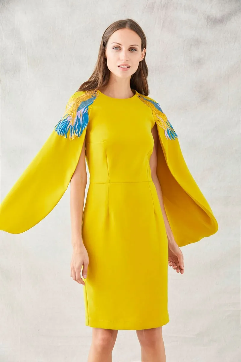 vestido corto mangas capa mostaza falda recta peces bordados