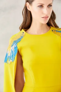 vestido corto mangas capa mostaza falda recta peces bordados