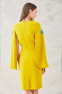 vestido corto mangas capa mostaza falda recta peces bordados
