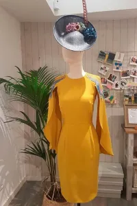vestido corto mangas capa mostaza falda recta peces bordados