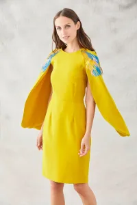vestido corto mangas capa mostaza falda recta peces bordados