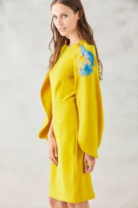 vestido corto mangas capa mostaza falda recta peces bordados