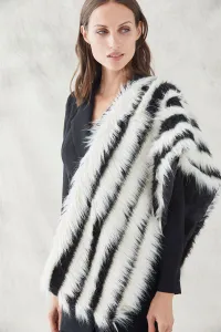 estola de pelo blanca y negro