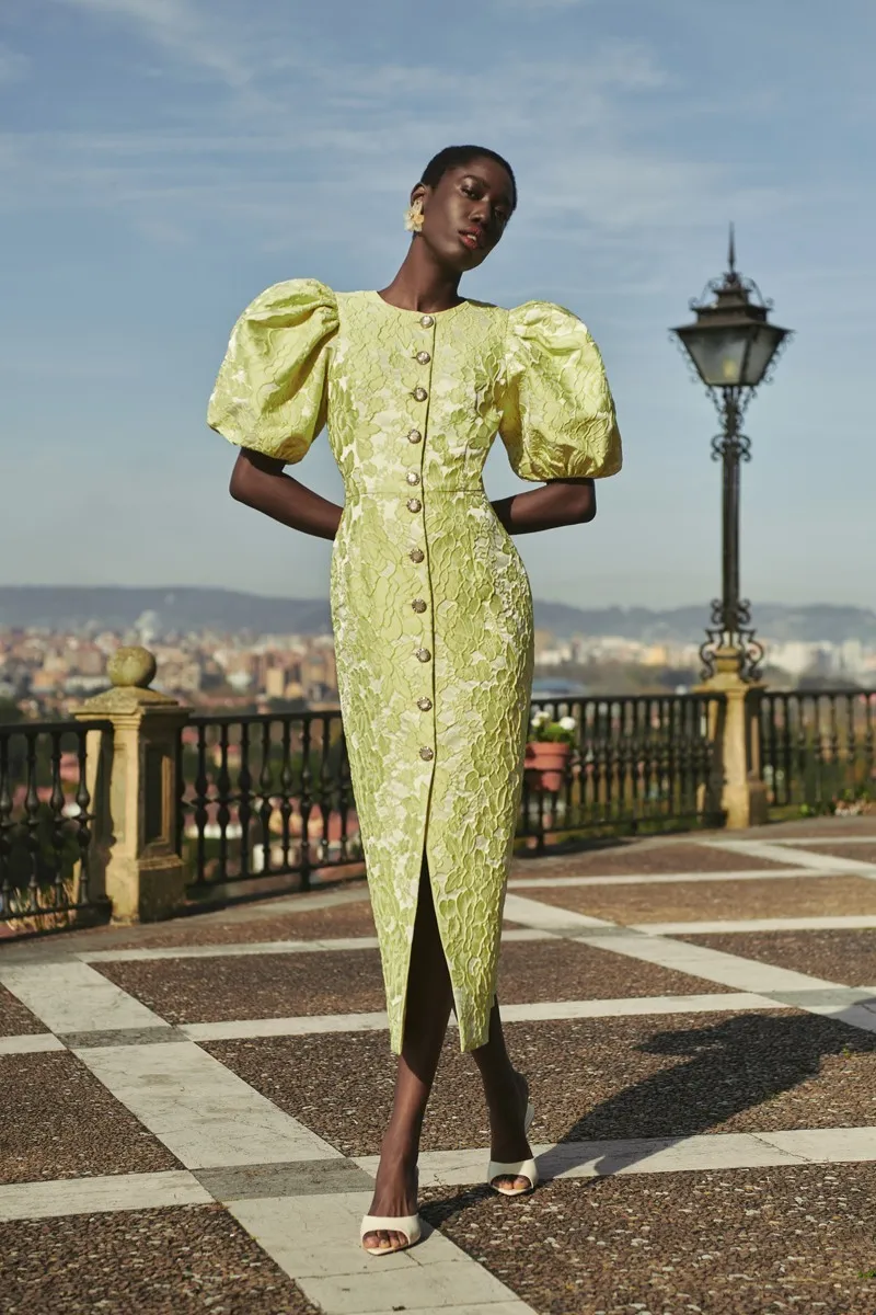 Vestido brocado lima con mangas volumen y botones joya para