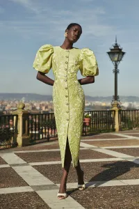 Vestido brocado lima con mangas volumen y botones joya para
