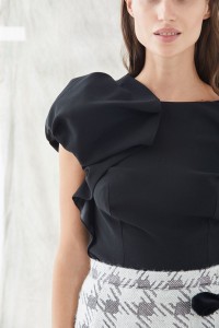 top crepe negro manga abullonada y manga larga
