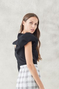 top crepe negro manga abullonada y manga larga