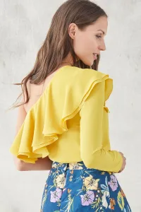 top asimetrico con volante mostaza marie