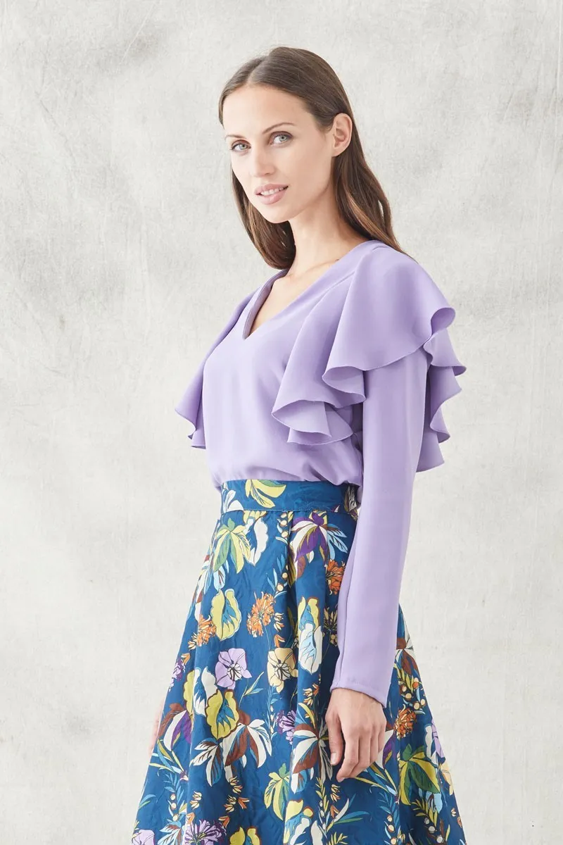 blusa lily con escote en pico y volante en hombro de manga larga