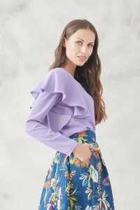 blusa lily con escote en pico y volante en hombro de manga larga