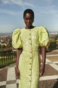 Vestido brocado lima con mangas volumen y botones joya para