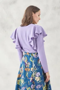blusa lily con escote en pico y volante en hombro de manga larga
