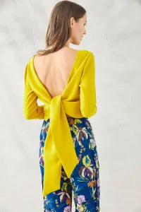 Top crop mostaza&nbsp;con escote espalda y lazada