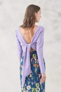 Top crop lila con escote espalda y lazada