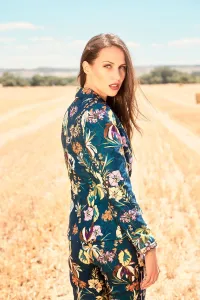 traje chaqueta americana pantalon pitillo estampado con flores de