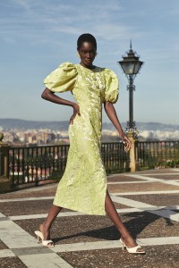 Vestido brocado lima con mangas volumen y botones joya  para