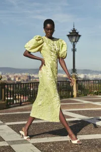 Vestido brocado lima con mangas volumen y botones joya para