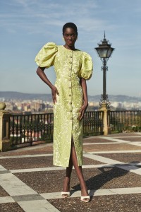 Vestido brocado lima con mangas volumen y botones joya  para