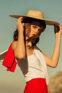 Pamela de rafia natural con lazo en crepe rojo
