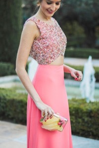 Bolso dorado con plumas amarillas y joya de insecto coral