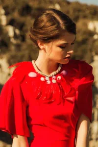 Collar de plumas rojas con pedreria de colores aguamarina blanco y