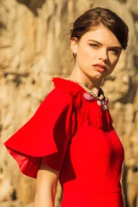 Collar de plumas rojas con pedreria de colores aguamarina blanco y